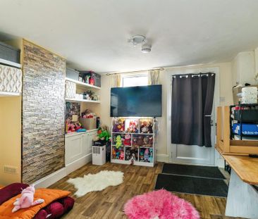 2 bedroom end of terrace house to rent - Photo 2