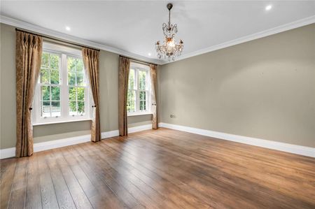 Set in a beautifully private setting, approximately 1.3 miles to ACS Cobham. - Photo 2