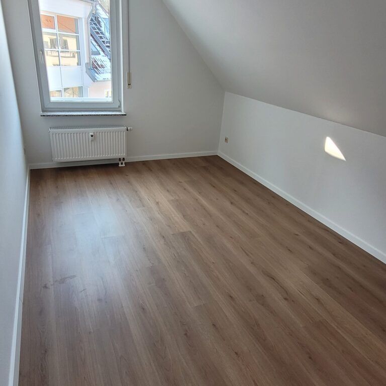 Gemütliche 3-Zi.-Whg. mit neuem Bad, neuem Laminatboden und Balkon in Dresden Weißig. - Foto 1