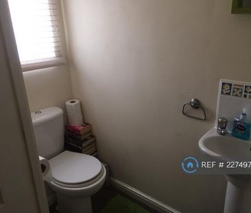 3 bedroom end of terrace house to rent - Photo 3