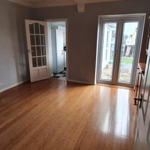 £1,400 PCM, Spacious Four Bedroom House with Off-Road Parking and Large Enclosed Garden in St David’s Crescent, Penarth, Vale of Glamorgan, CF64 3LZ - Photo 1