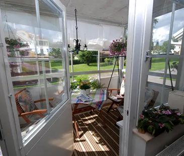 Mysig tvåa en trappa upp, med inglasad balkong - Foto 5