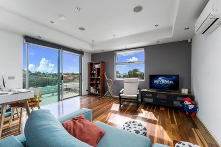 TOP FLOOR APARTMENT WITH IMPRESSIVE VIEWS - Photo 5