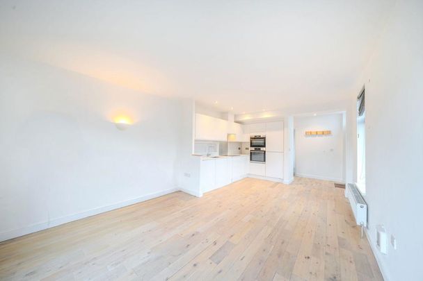 3 bedroom flat to rent - Photo 1