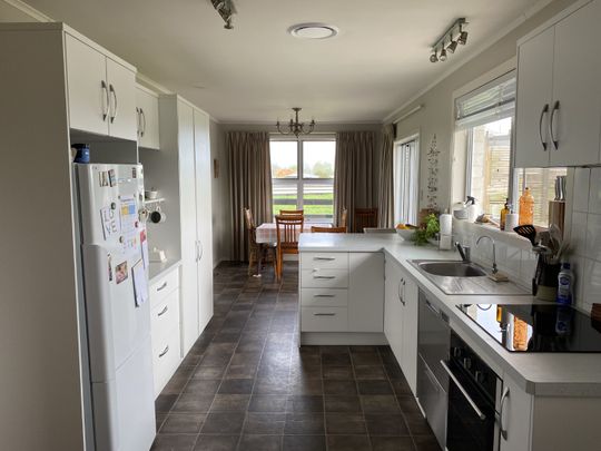 Situated in the desirable Cambridge and positioned perfectly over looking the Milan Park horse stud sits this immaculately presented four bedroom family home. - Photo 1