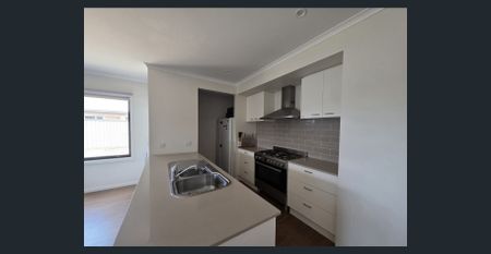 Large & Modern family home! - Photo 5