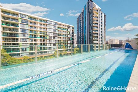 Modern 2-bed and 2-bath with study area in the "Vivid" at Discovery Point WITHOUT Furnitures - Photo 2
