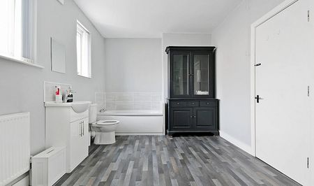 Fantastic 3 bedroom property with a HUGE bathroom! - Photo 5