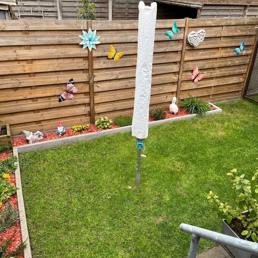 Instapklare moderne gezinswoning met 3 grote slpks. Gezellig terras en ingesloten tuin. Garage. - Foto 1