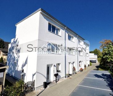 VOLLAUSGESTATTETES KFW40-STADTHAUS NÄHE U1 & AIRPORT - Foto 1