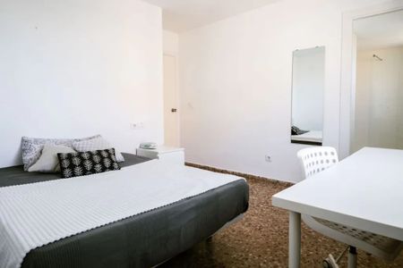 Carrer del Serpis, Valencia, Valencian Community 46022 - Photo 4