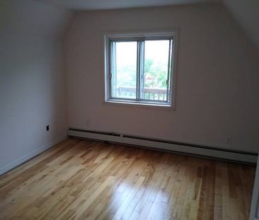 3 Bedroom Sandy Hill Apartment for Rent (219 Daly Ave) - Photo 1