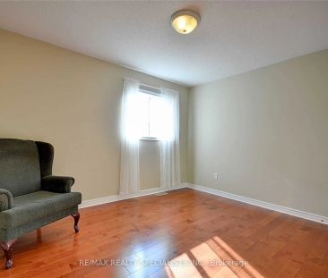 Detached Home For Lease | W9033084 - Photo 4