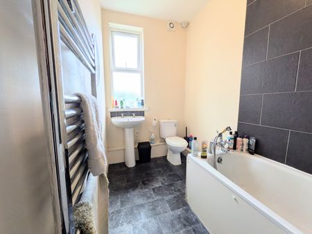 4 Bed Terraced House, Lace Street, NG7 - Photo 2