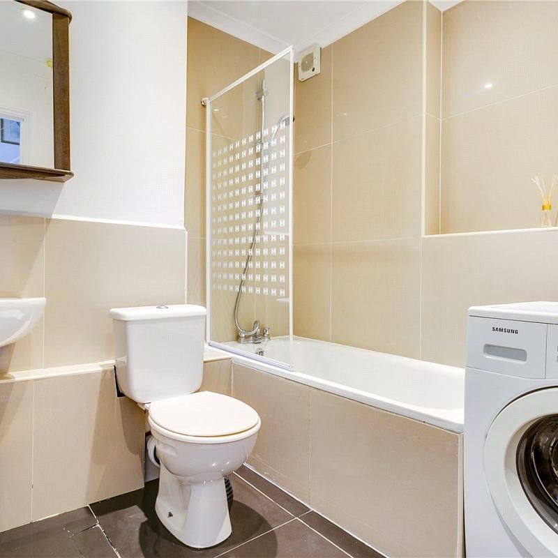 3 bedroom flat in Barnes - Photo 1