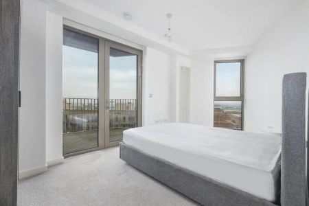 3 bedroom flat in Royal Docks - Photo 4