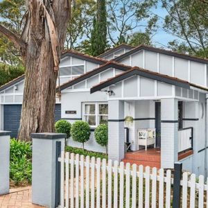 Elegant Family Home in a Leafy Cul-de-Sac Setting - Photo 2