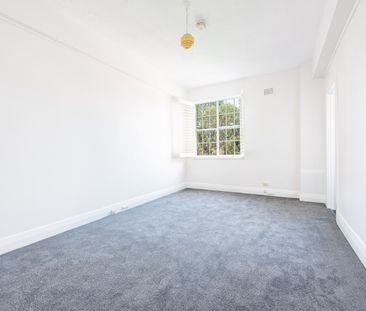 FRESHLY PAINTED, NEW CARPET - Spacious & light filled Art Deco inne... - Photo 2