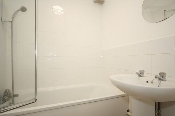 Tintagel Way, Woking - Photo 1