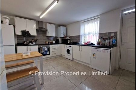 6 Bedroom Leeds Student Properties - Photo 3