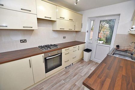 2 bedroom maisonette to rent - Photo 4