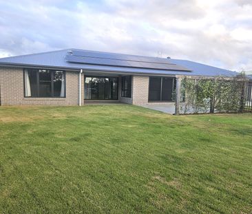 Beautiful 4 bedroom family home with ducted air-conditioning - Photo 5