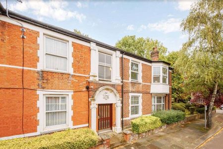 A modern newly refurbished four bedroom apartment located in the heart of Ealing Broadway, suitable for sharers. - Photo 4