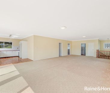 TOP FLOOR APARTMENT IN PRIME POSITION! - Photo 2