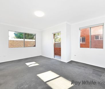 Sun Filled 2 Bedroom Unit - Photo 5