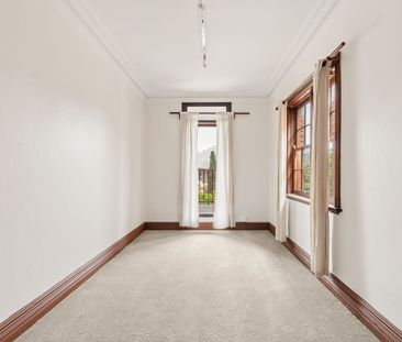 Four-bedroom terrace on edge of CBD. Fresh paint, new carpet - Photo 3
