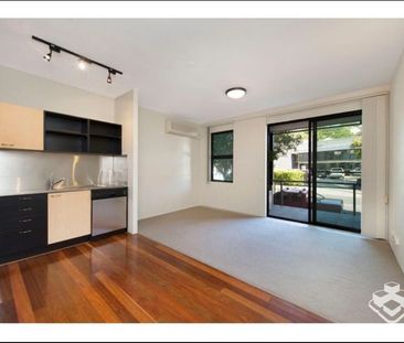 Quiet and Convenient ONE BEDROOM Apartment at Teneriffe - Photo 3