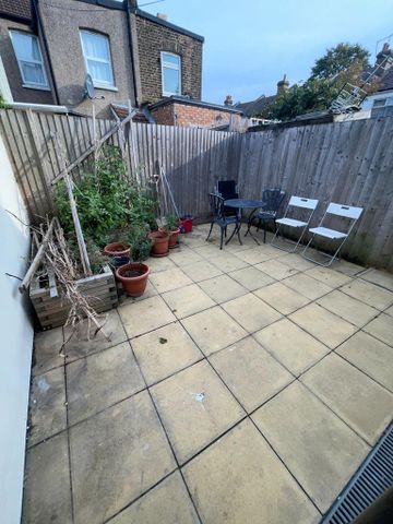 4 bedroom terraced house to rent - Photo 3