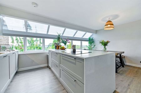 An immaculate duplex apartment with access to residents leisure facilities. - Photo 5