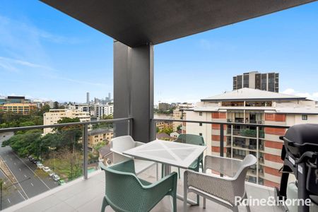 Stylish 2-Bedroom Apartment in Resort-Style 'Landmark' Complex - Photo 2