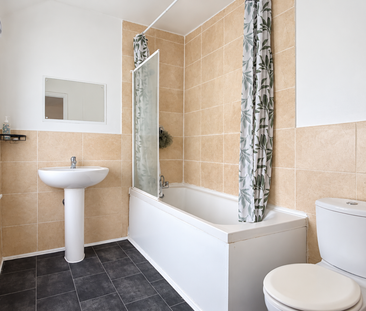 3 bedroom flat to rent - Photo 6