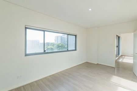 IMMACULATE & PRIVATE TWO BEDROOM APARTMENT LOCATED IN SUPER CONVENIENT LOCATION - Photo 2