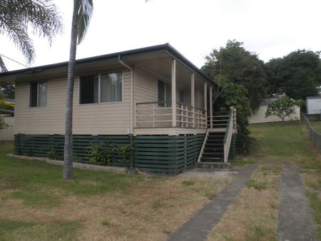 3 BEDROOM HOME - CLOSE TO SCHOOLS, SHOPS AND PUBLIC TRANSPORT - Photo 4