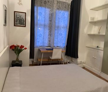 Studio Flat, Queens Road, N11 - Photo 1