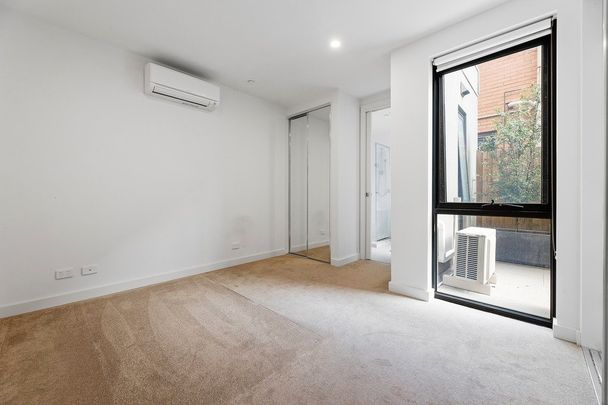 CHIC GROUND FLOOR LIVING IN ORMOND - Photo 1