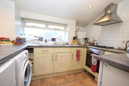 1 bedroom in a house share to rent - Photo 3