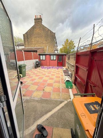 Plashet Grove, Eastham, E6 - Photo 5