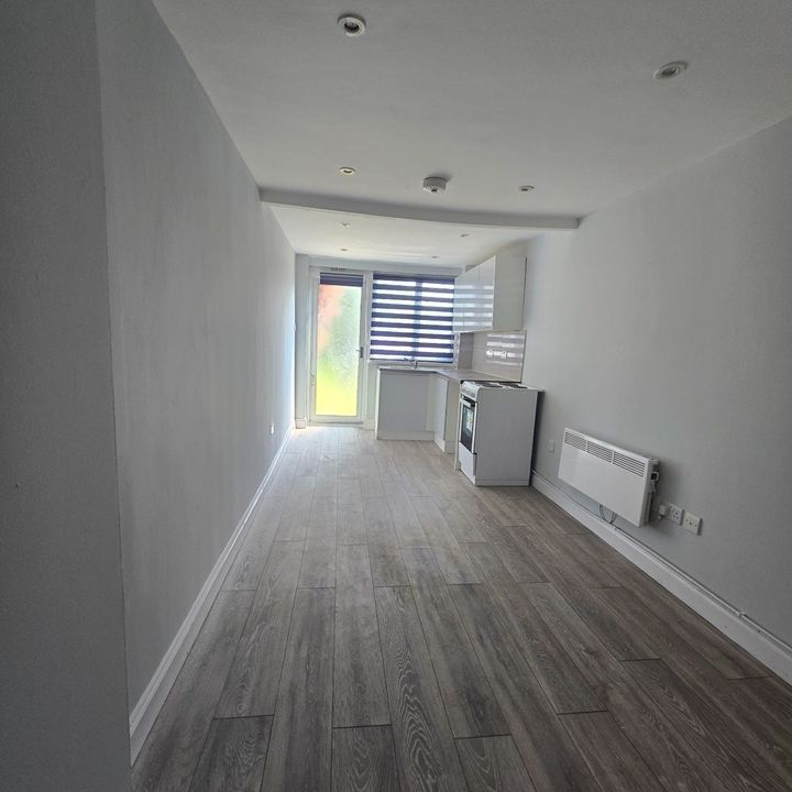 Studio Flat, Hendon Way, NW2 - Photo 1