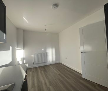 Dyer Close, Bristol, Stoke Gifford - Photo 5