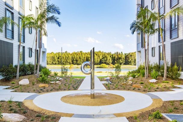 ONE WEEK FREE RENT | Stunning, Two Bedroom, Near New Waterside Apartment - Photo 1