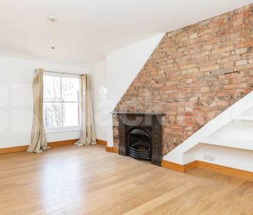 Stunning split level two bed with balcony and period features. - Photo 2