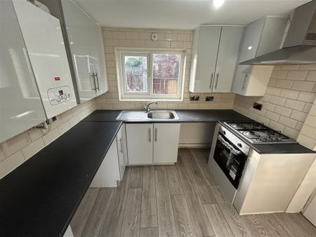 Lilac Crescent, Doncaster, Edlington - Photo 3