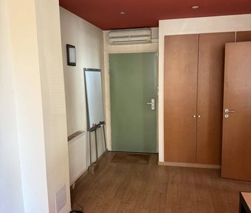 Titre : Local à louer de 57,41 m² à Suresnes - Photo 4