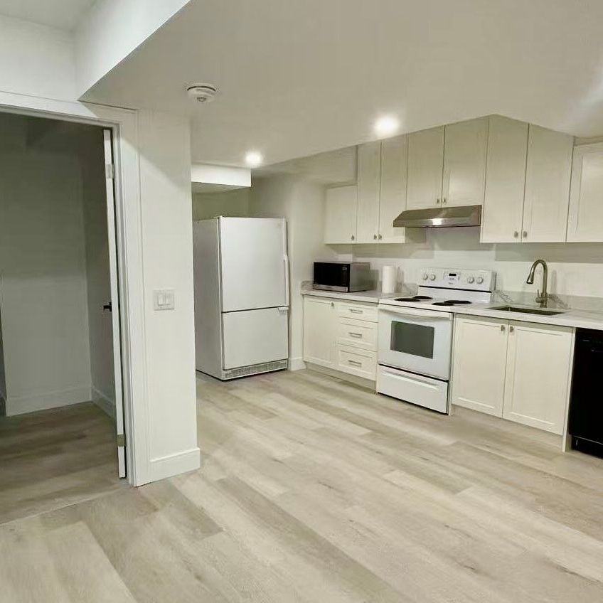 For Lease - 1556 Crestview Avenue, Mississauga, Ontario - Photo 1