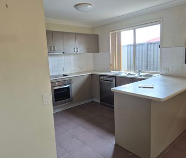 Three bedrooms townhouse,quiet complex, near to all amenities - Photo 4