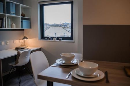 1 bedroom in a flat share to rent - Photo 3